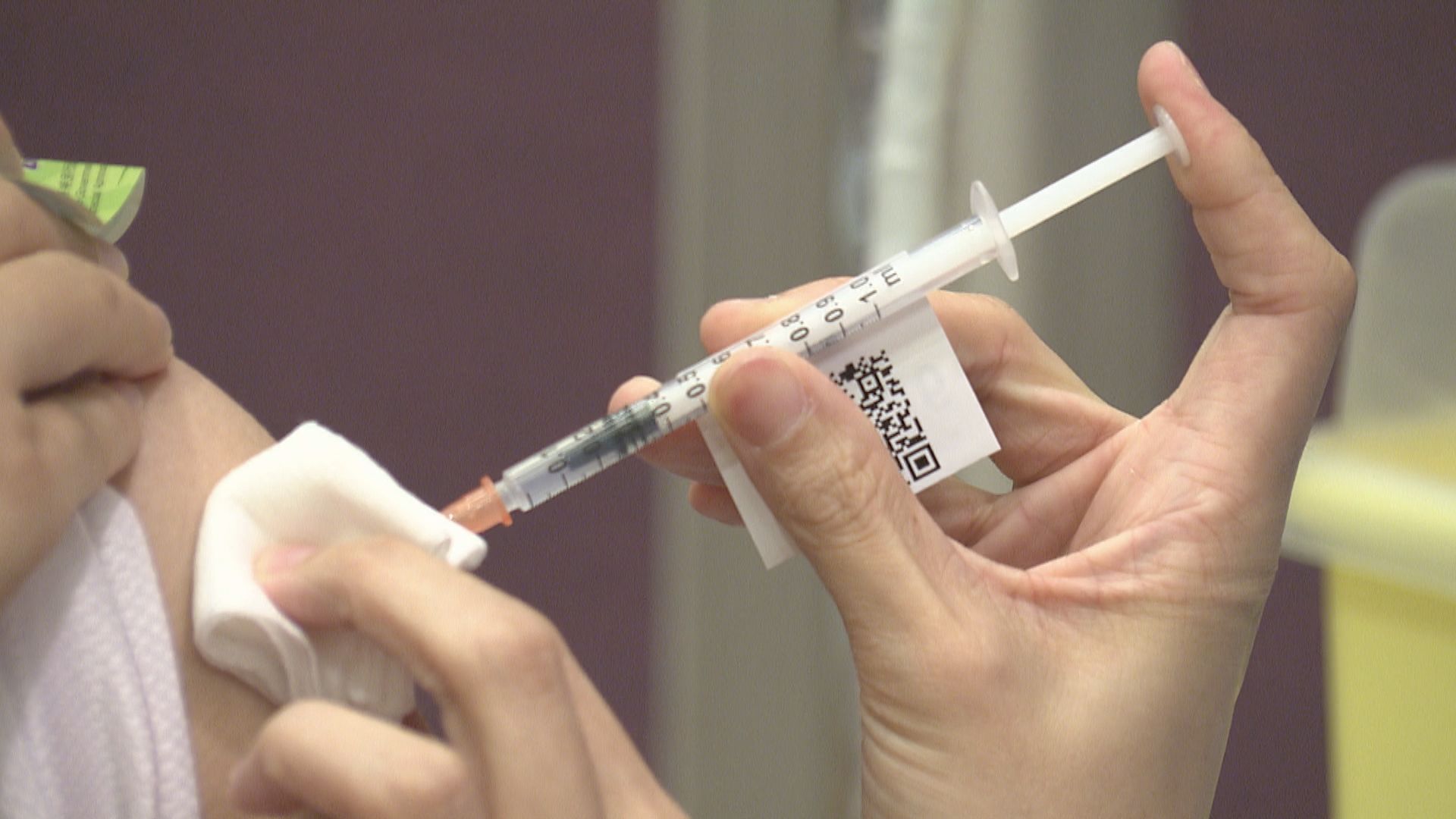 政府調整12至17歲兒童及青少年疫苗通行證接種要求