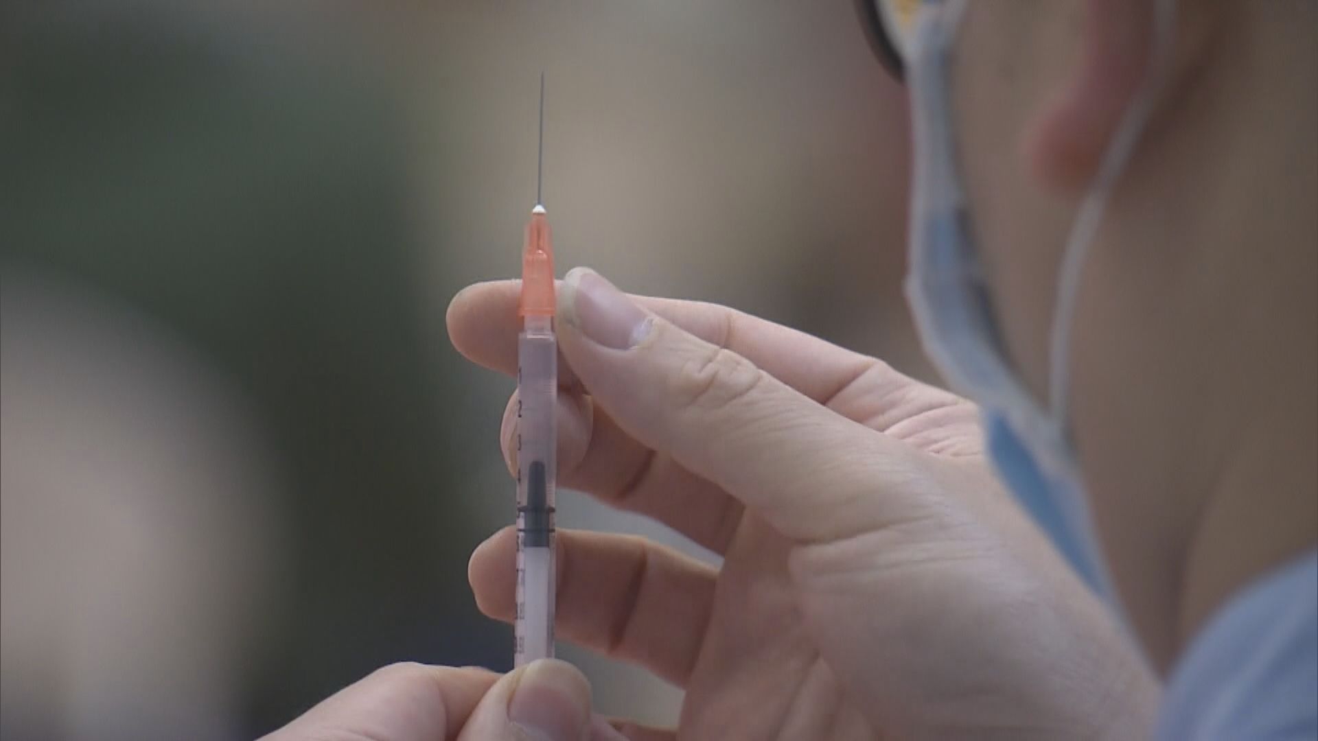 13人接種新冠疫苗後送院　兩人留院