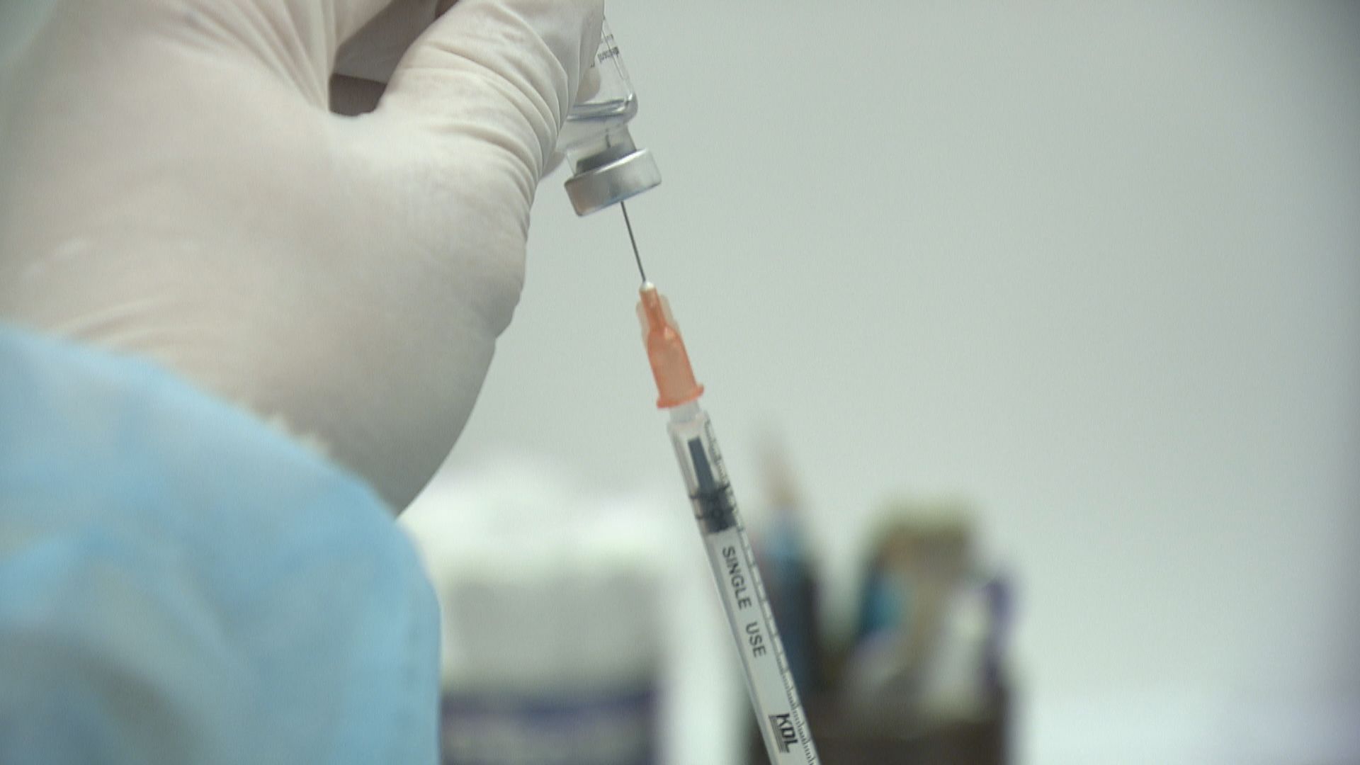 周四約有33700人接種新冠疫苗