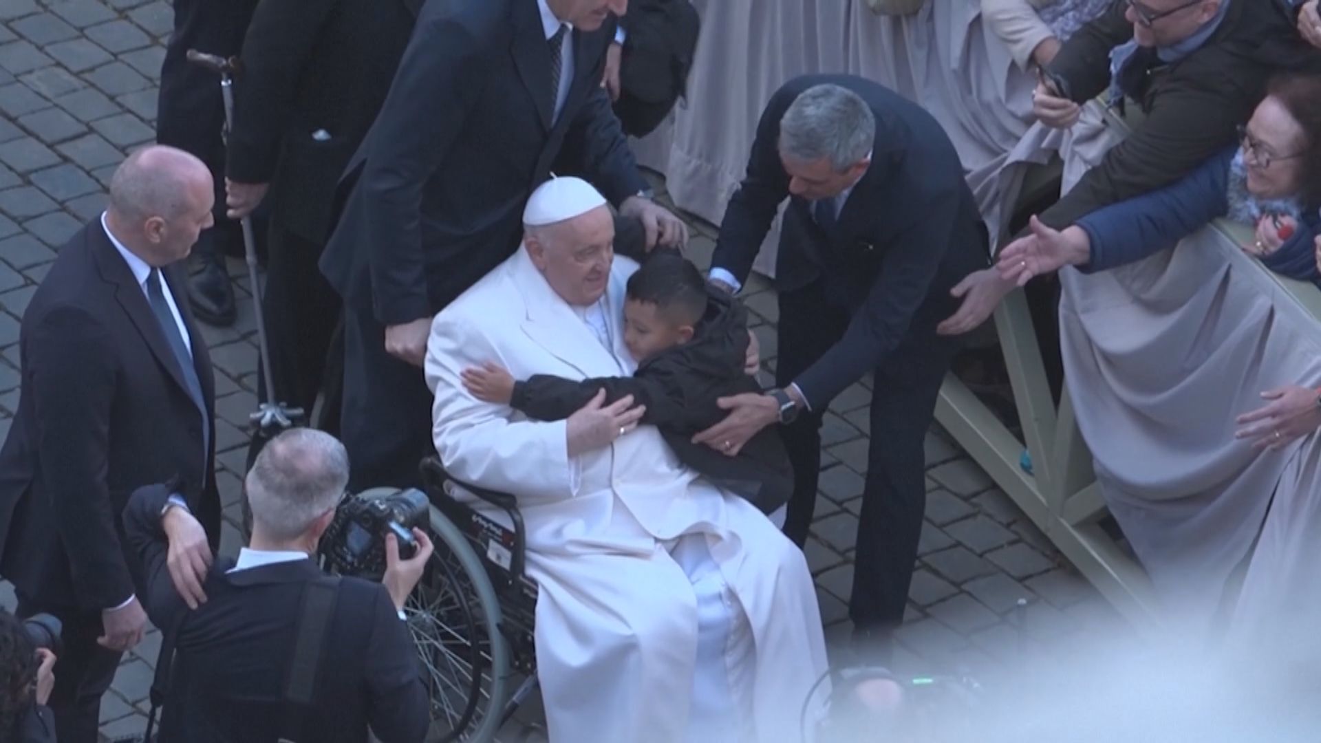 教宗未能自行登上坐駕 改坐輪椅由他人推離場