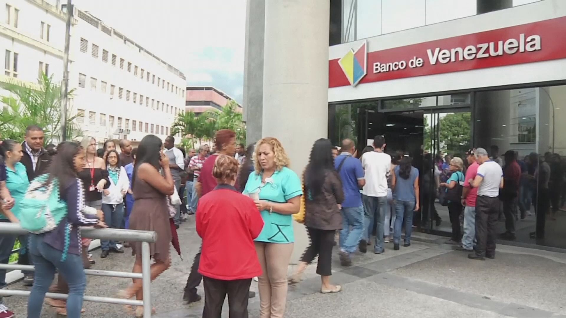 委內瑞拉新貨幣啟用銀行大排長龍