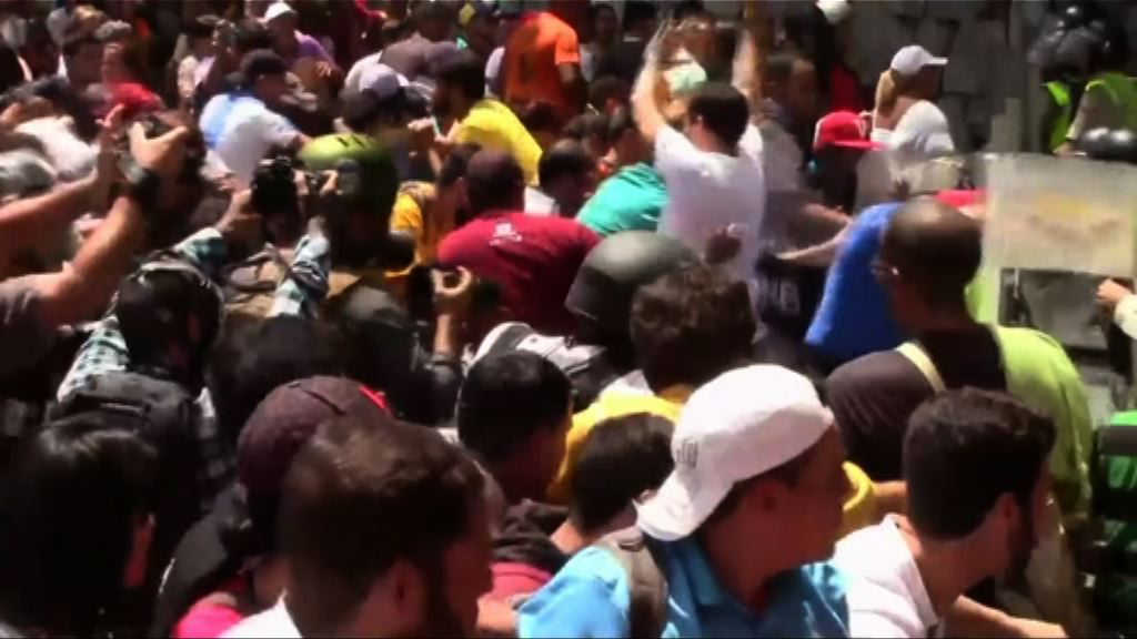 委內瑞拉反政府示威者企圖闖政府辦公室