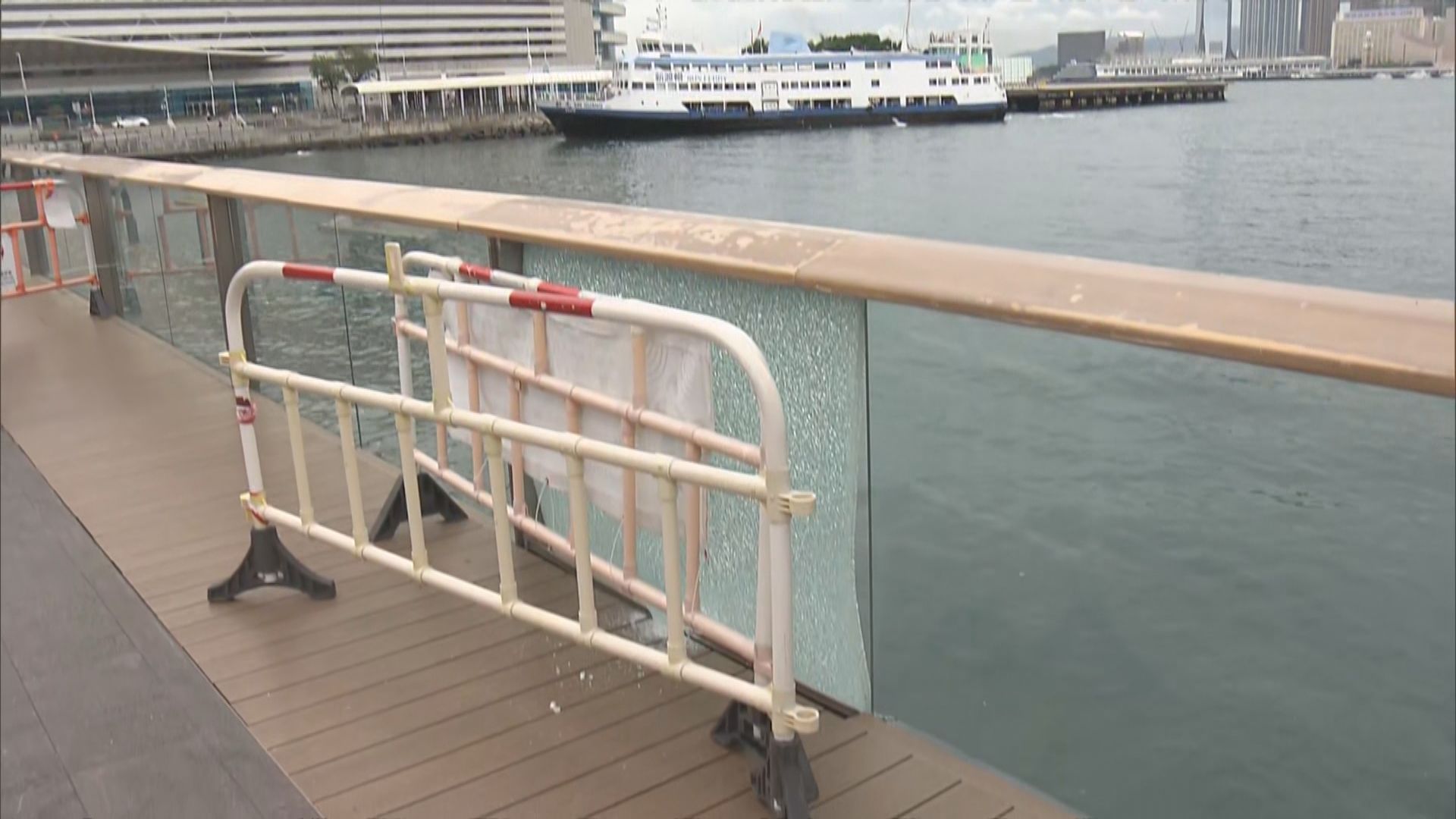 上環灣仔分別有客輪泊岸時撞向岸邊 一男子受傷