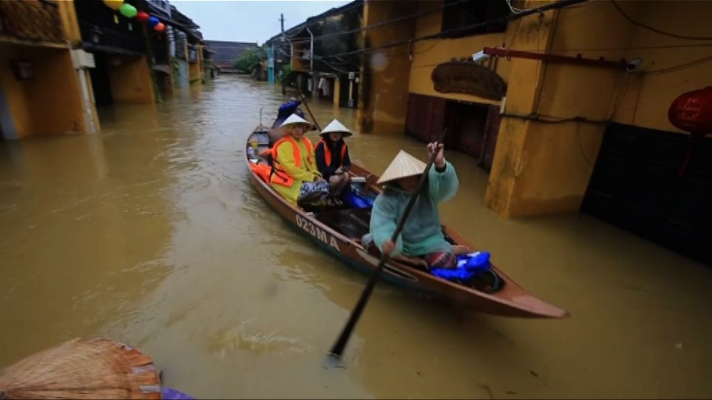 越南中南部水災持續近50人死
