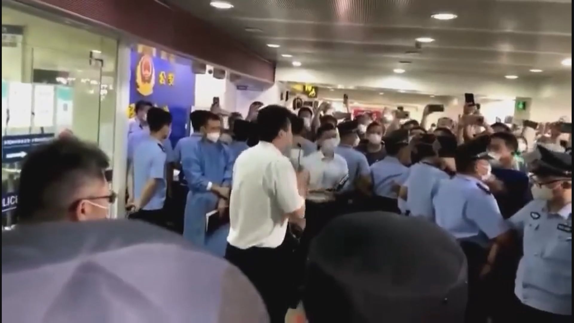 三亞鳳凰機場續取消出港航班　數萬旅客仍滯留