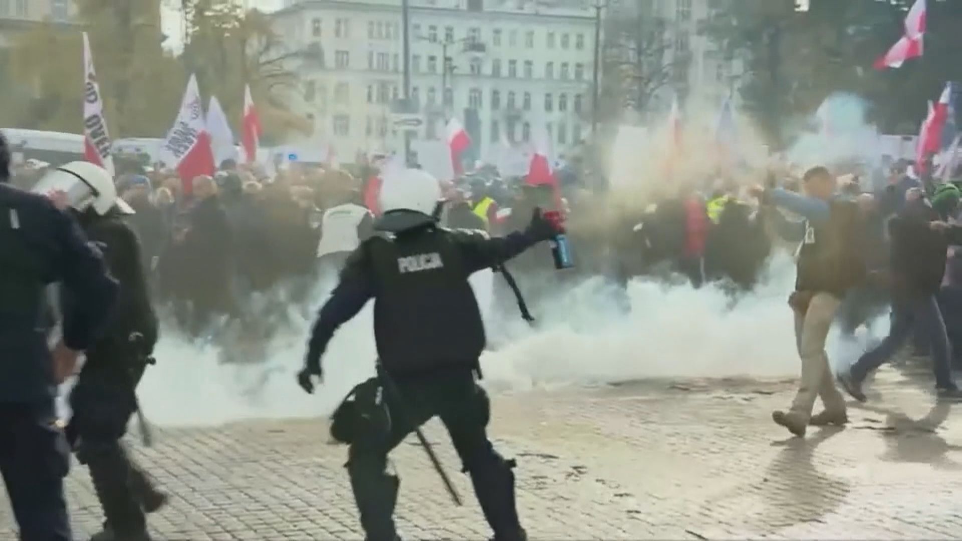 波蘭有示威抗議收緊防疫措施　警方出動水炮車驅散
