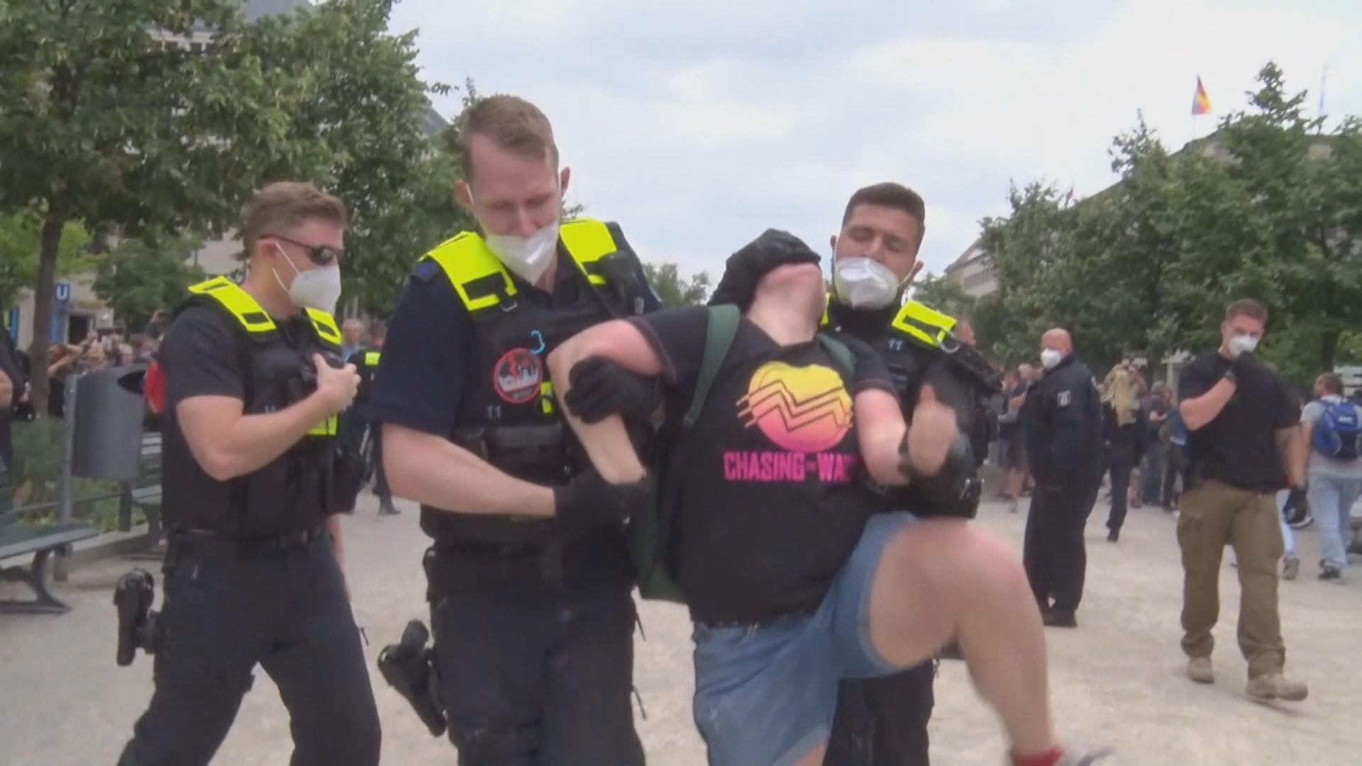 德國柏林民眾抗議防疫措施　與警爆發衝突