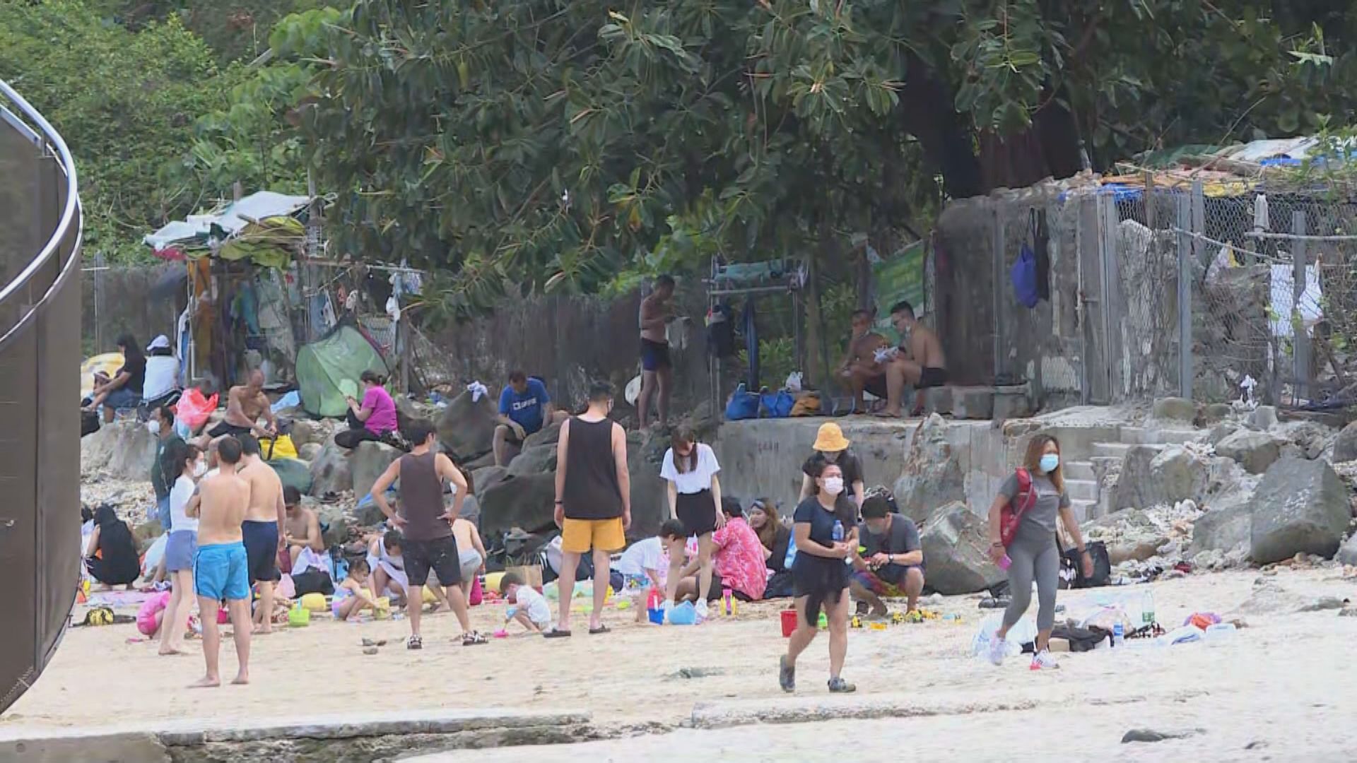 有市民到未重開的康文署轄下泳灘遊玩