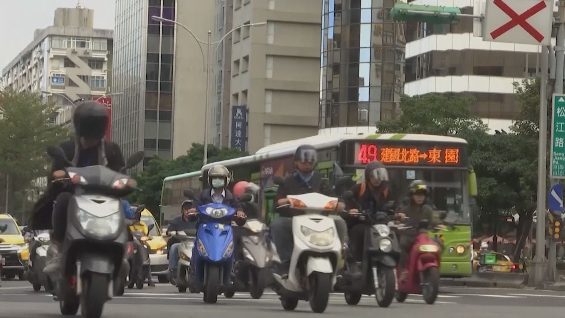 台灣本月17日起乘搭公共交通工具免戴口罩