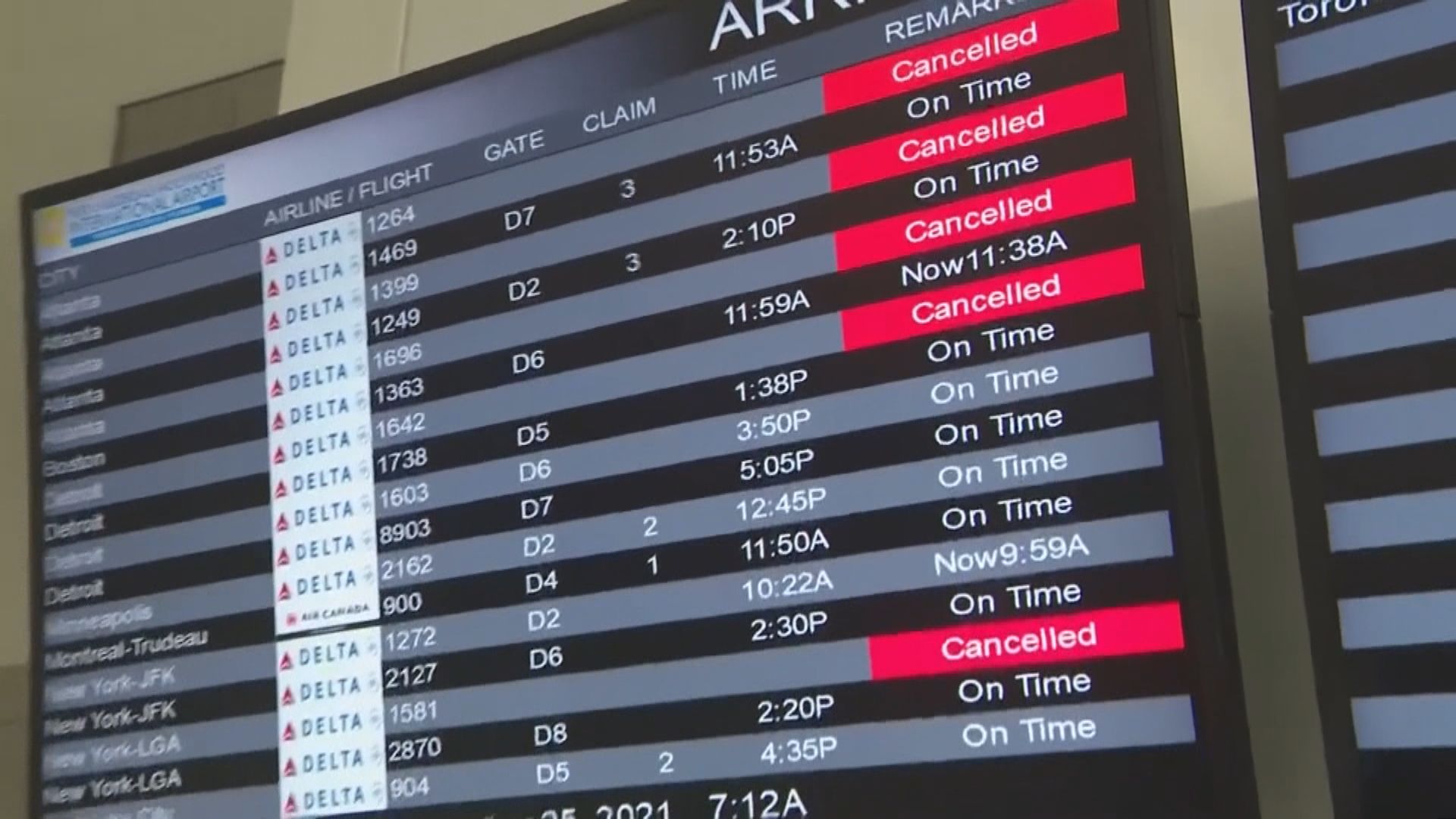 美國航空公司周日再取消逾千航班