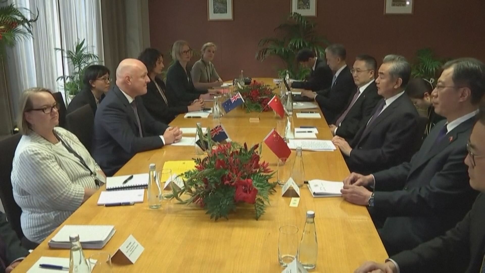 王毅與新西蘭總理拉克森會面 冀成新西蘭可靠戰略合作伙伴