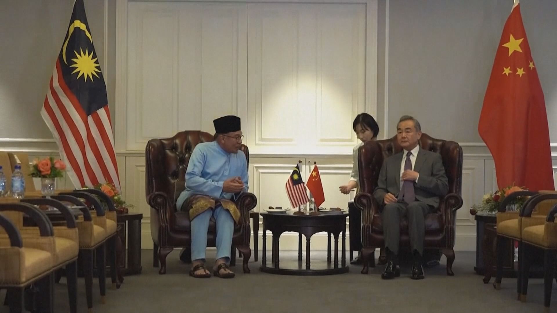 王毅與馬來西亞總理安華會晤 討論貿易投資