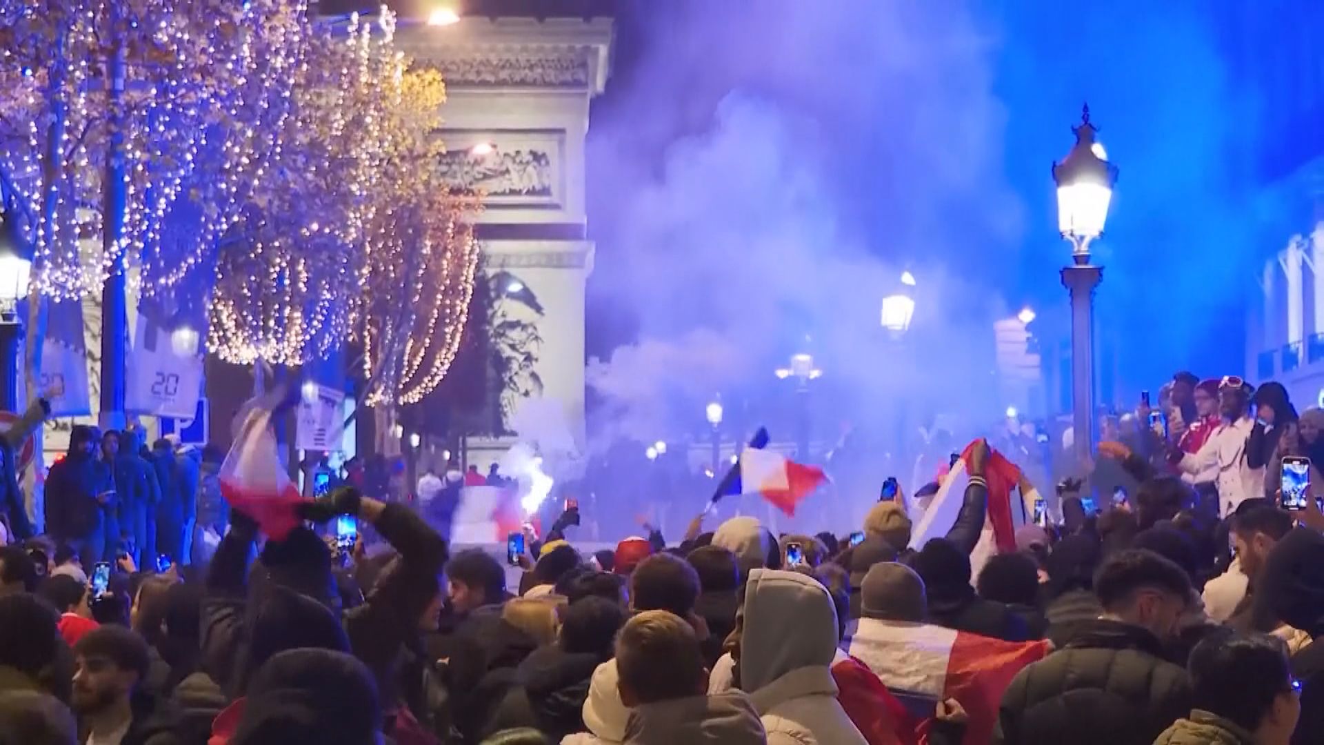 法國球迷熱烈慶祝　期望法國隊成為世界盃二連霸