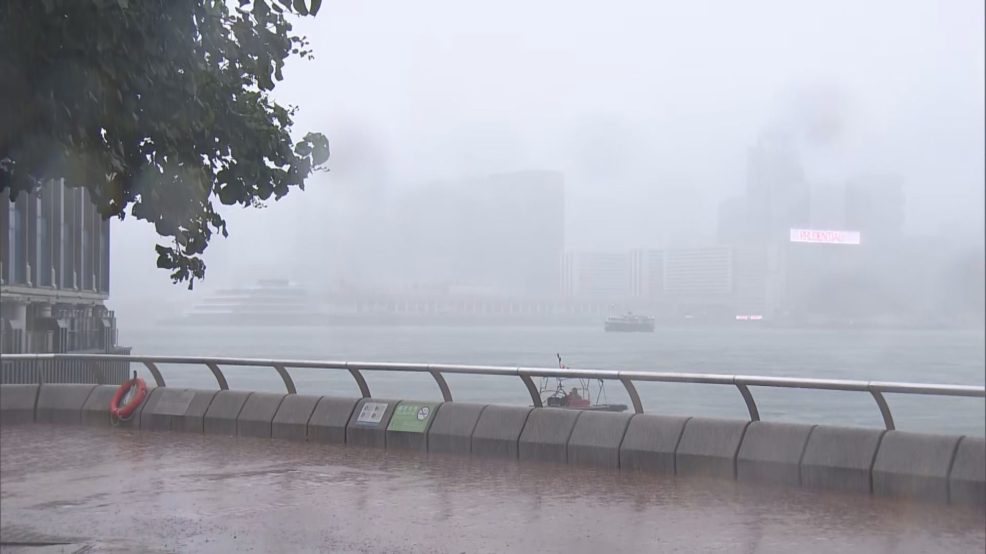 天文台發紅雨警告信號　所有學校下午停課