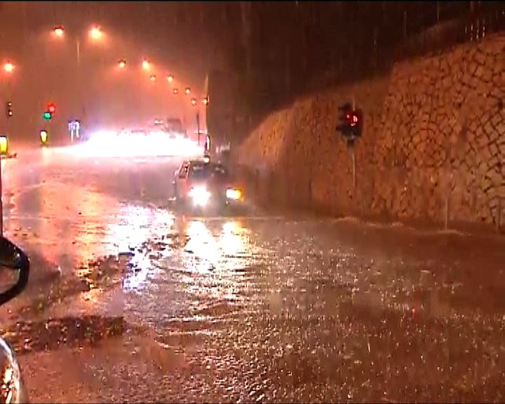
天文台早上再發黃雨三小時