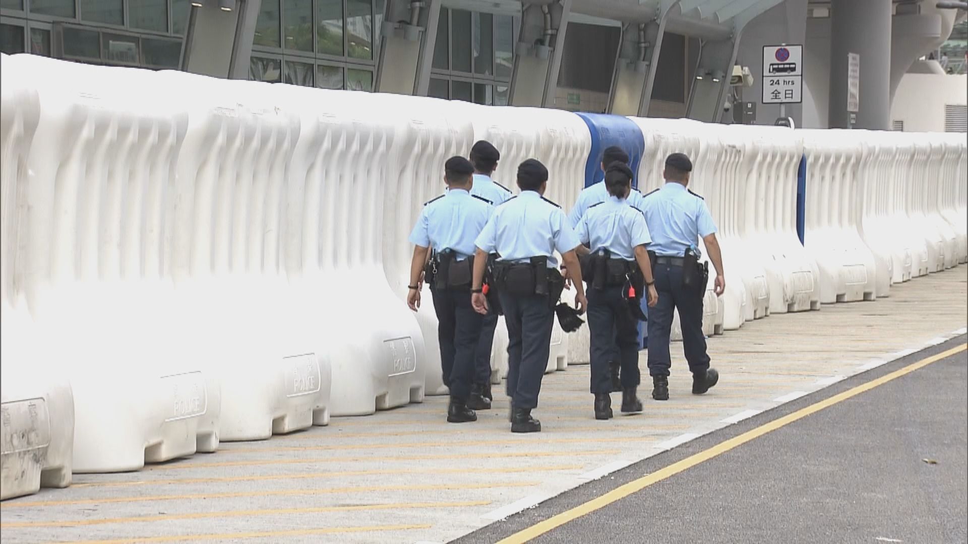 【九龍遊行】警員在西九站外設置水馬布防