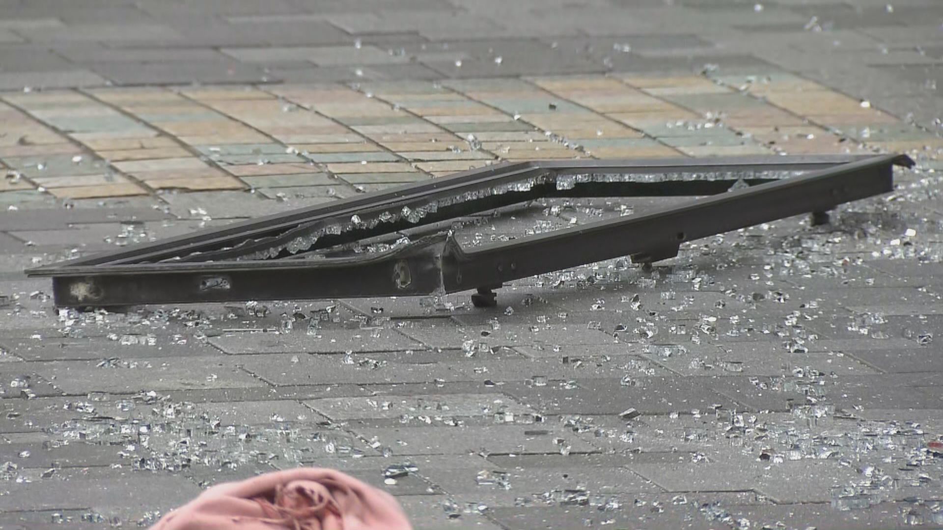 尖沙咀美麗華酒店外鋁窗墮下擊傷女途人