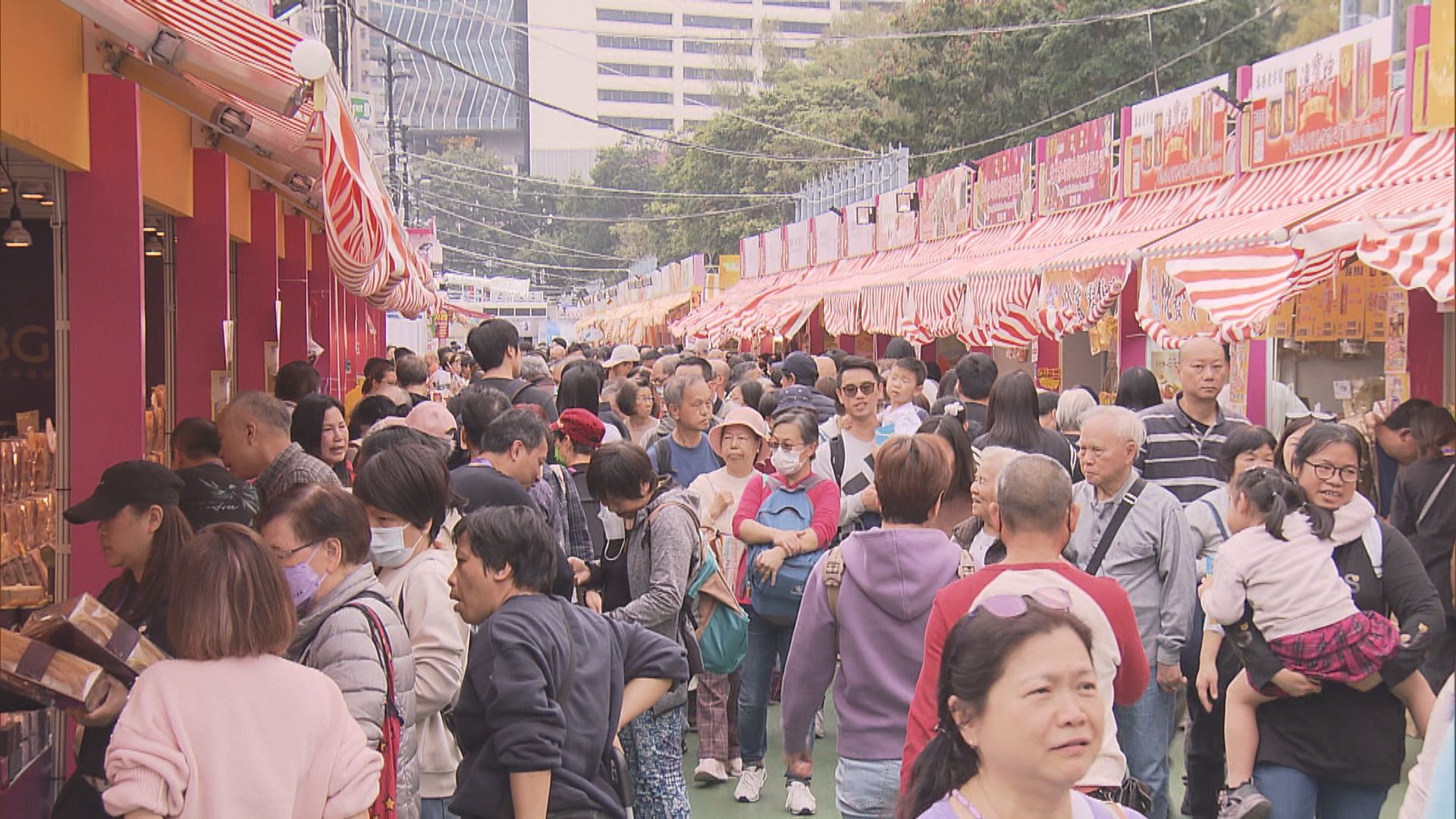 工展會拆禮物日人流暢旺　有商戶反映旺丁不旺財