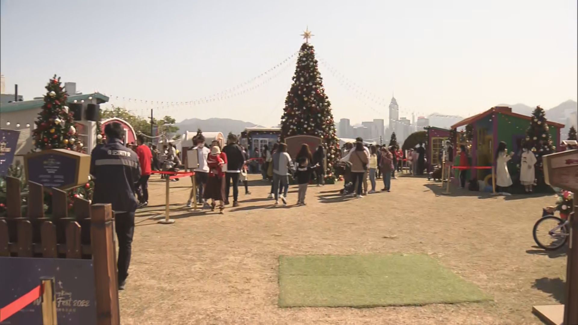 不少市民趁聖誕到西九藝術公園歡聚