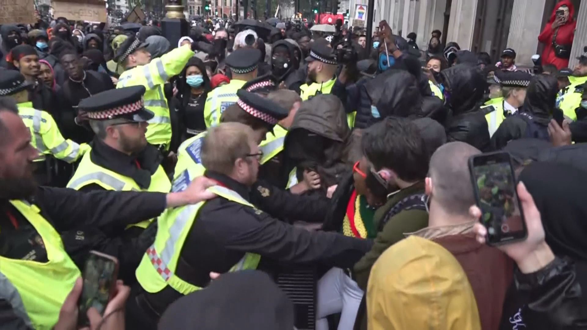 倫敦反歧視示威者與警方爆發衝突
