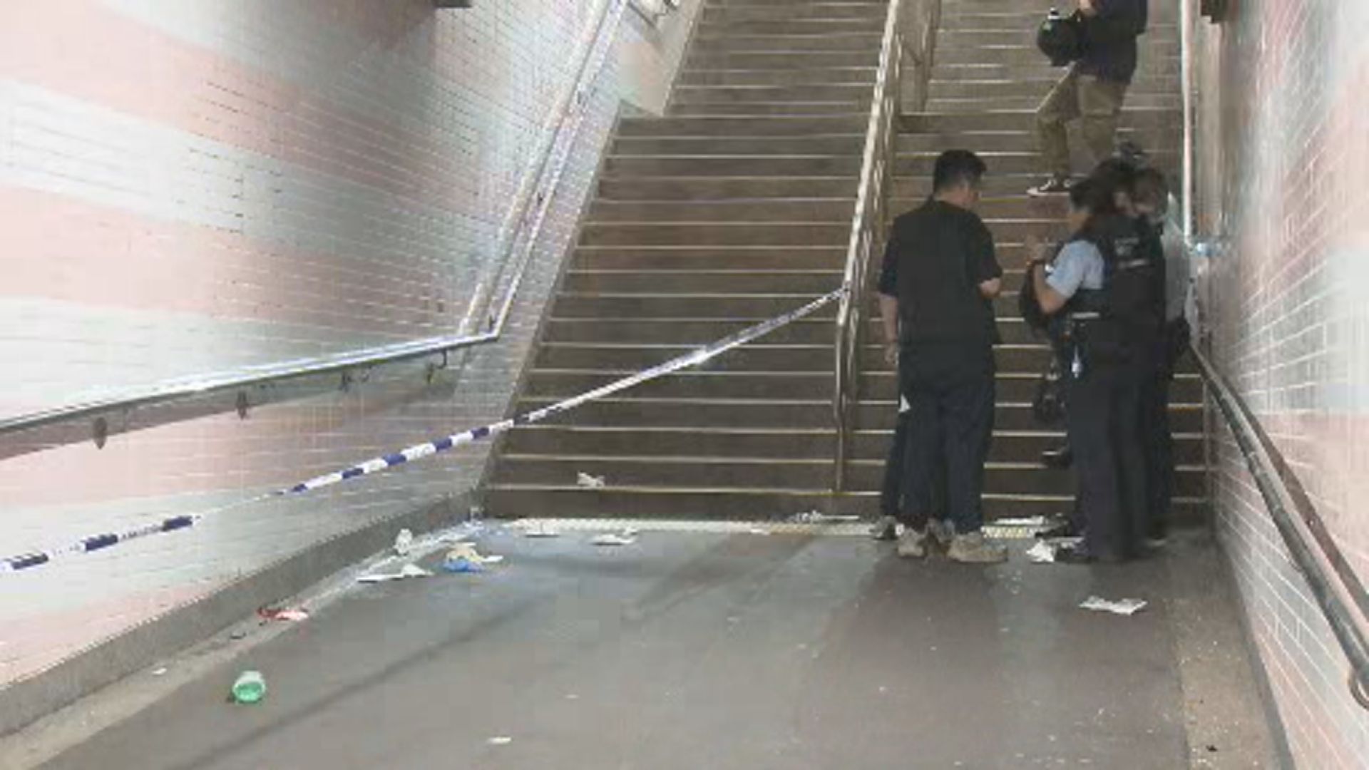 女子於港鐵彩虹站出口被人用刀斬傷