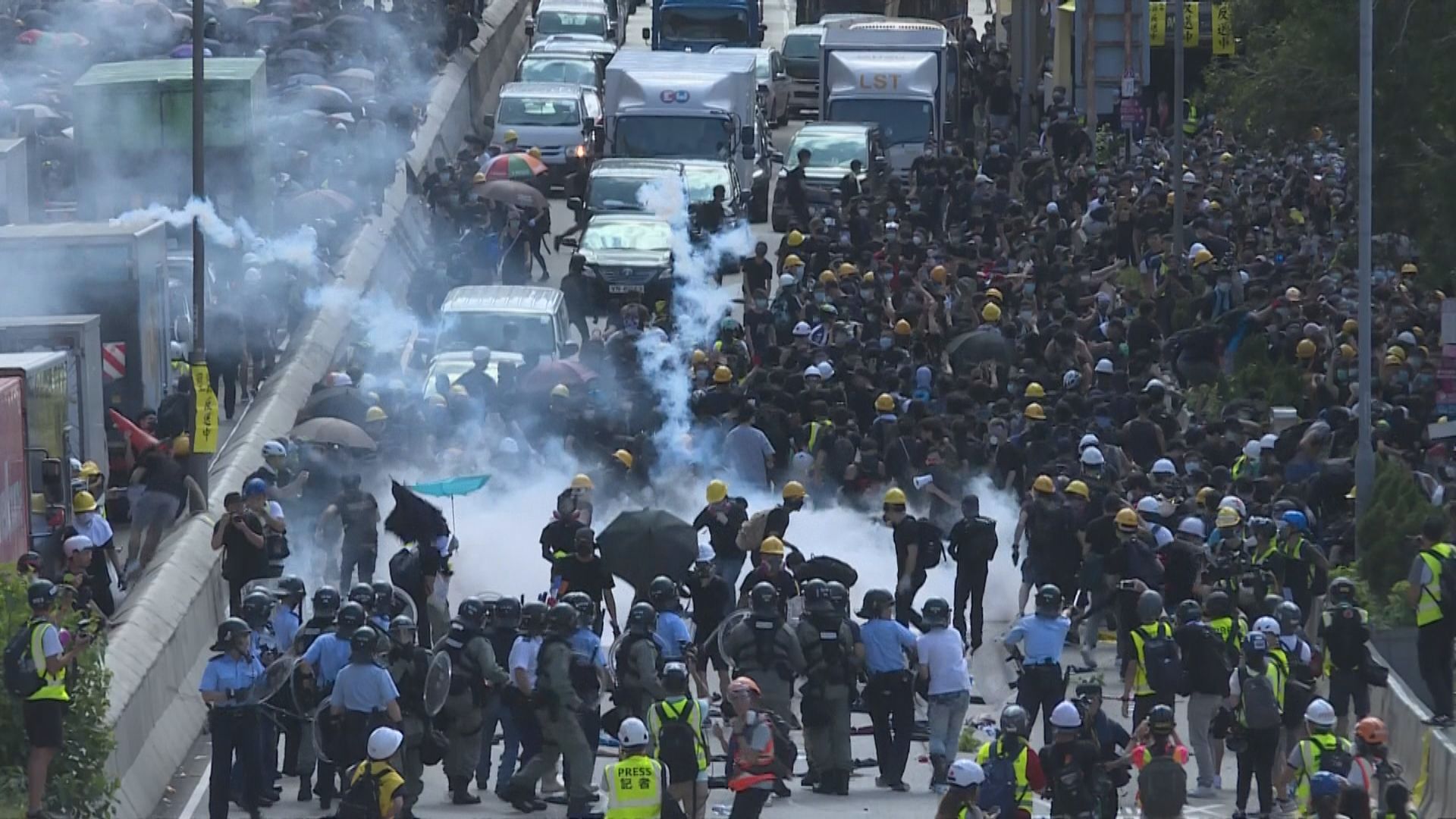 黃大仙龍翔道被佔據　警方催淚彈驅彈示威者