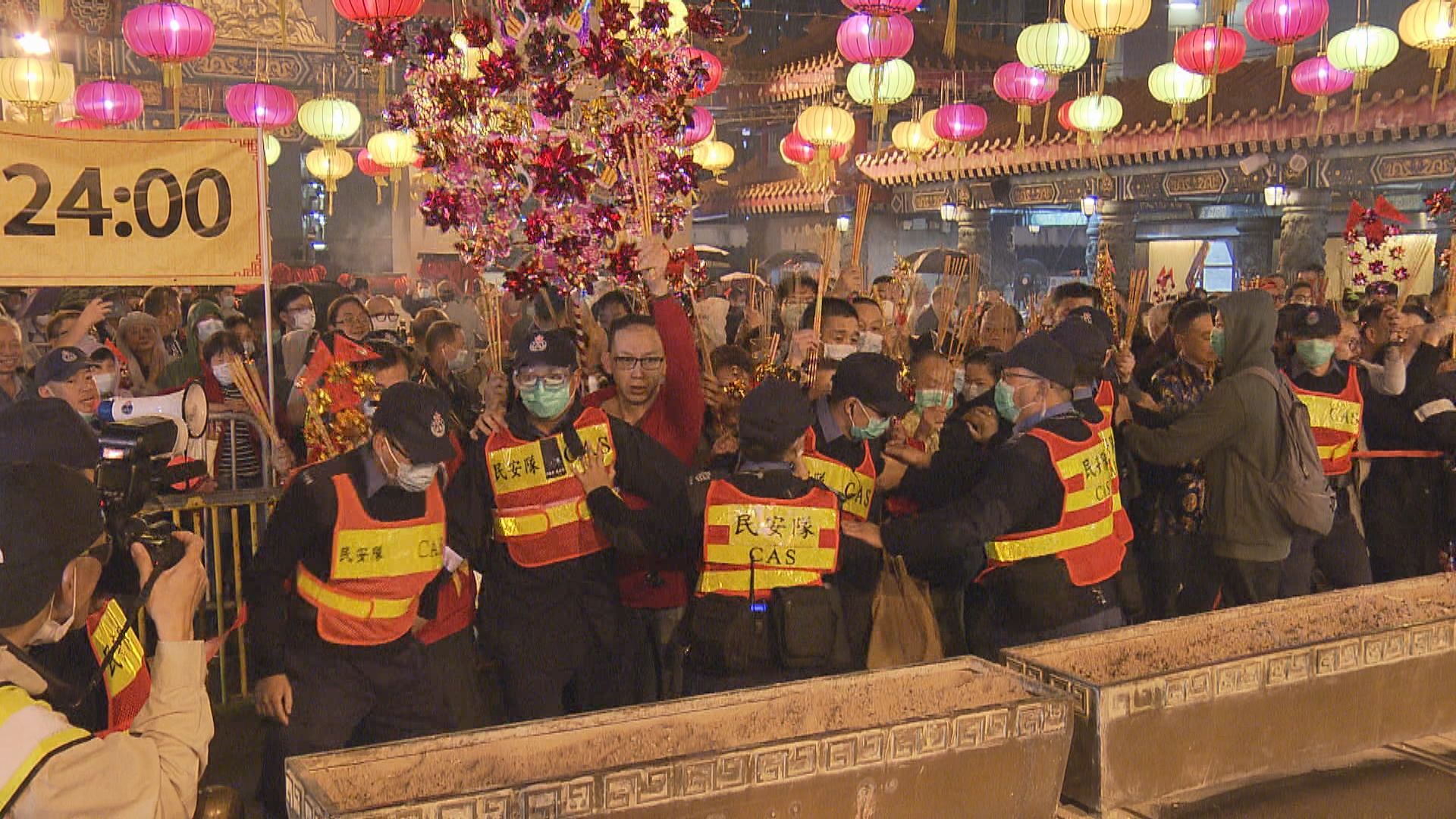 黃大仙祠年三十晚通宵開放予公眾上頭炷香