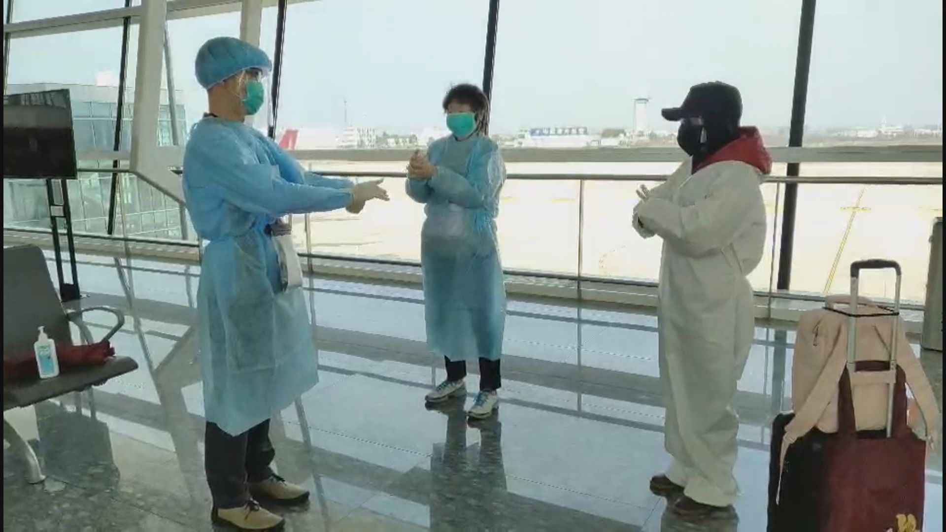 滯留湖北港人啟程回港　登機前有醫生示範消毒雙手