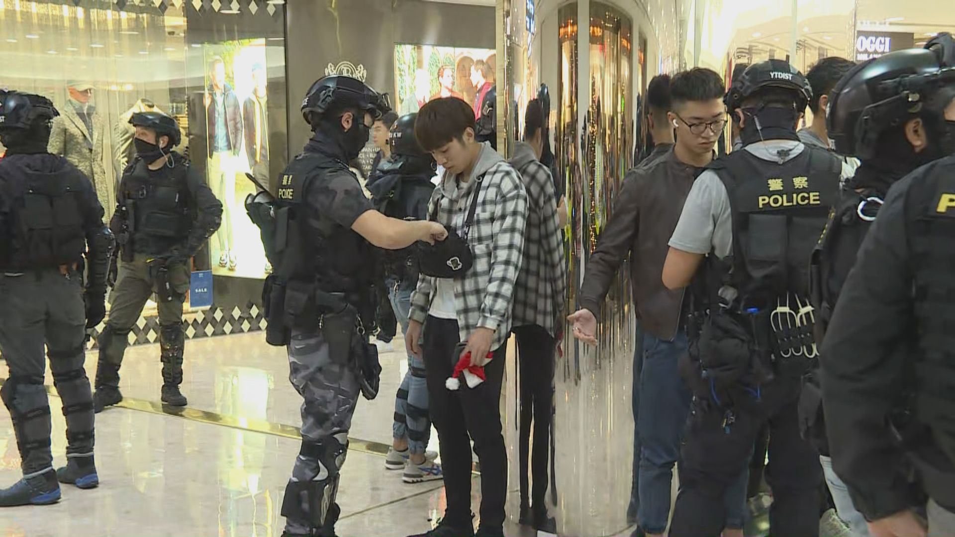 尖沙咀海港城大批警員戒備及截查市民
