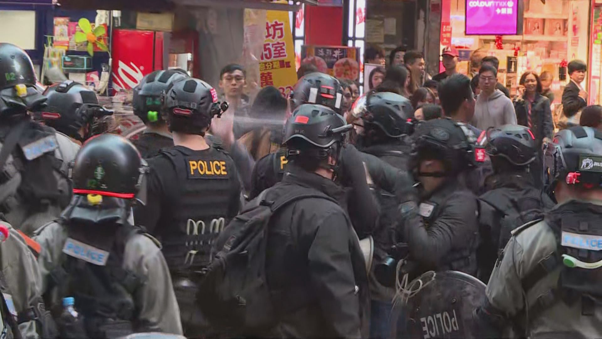大批防暴警察朗豪坊外驅散人群一度施放胡椒噴劑