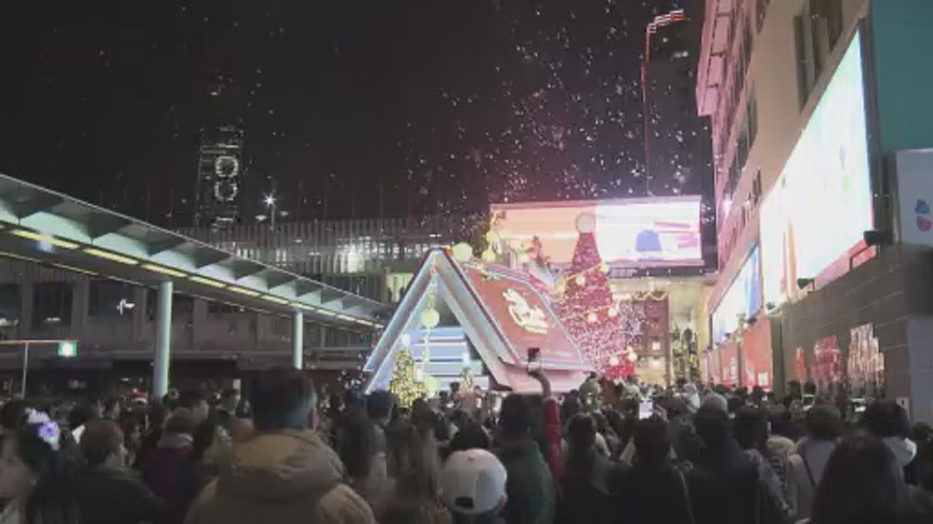 尖沙咀商場外噴煙火及「飄雪」慶平安夜