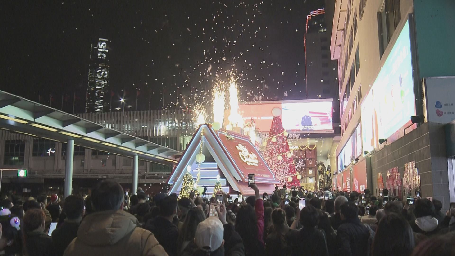 尖沙咀商場外噴煙火及「飄雪」慶平安夜