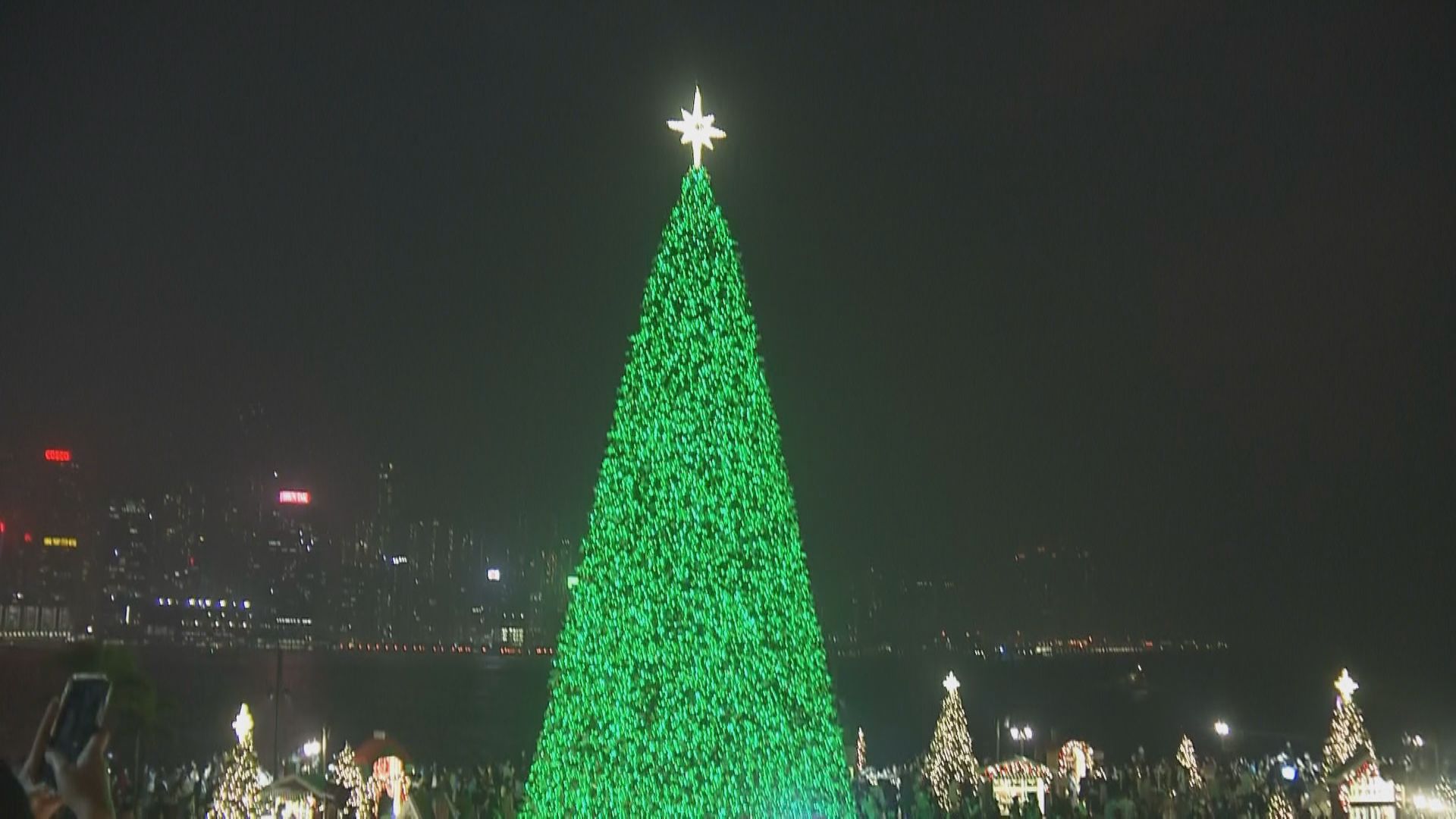 平安夜大批外出迎接聖誕節　西九巨型聖誕樹成打卡點