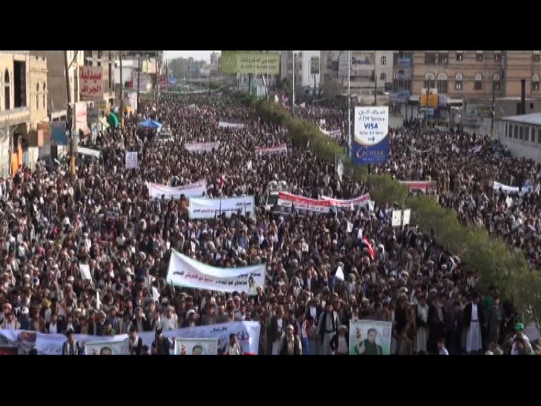 也門首都民眾示威譴責聯軍空襲