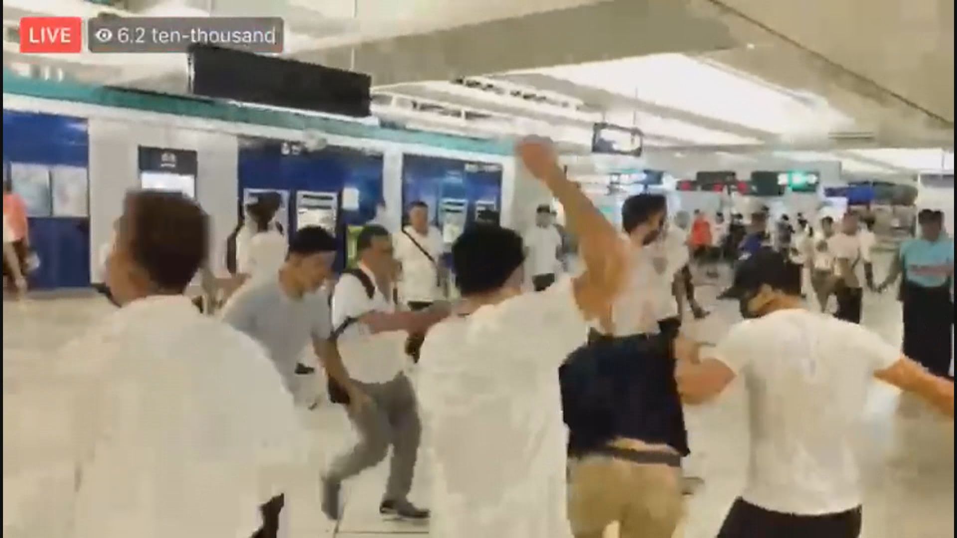 元朗西鐵站大批白衣人毆打市民
