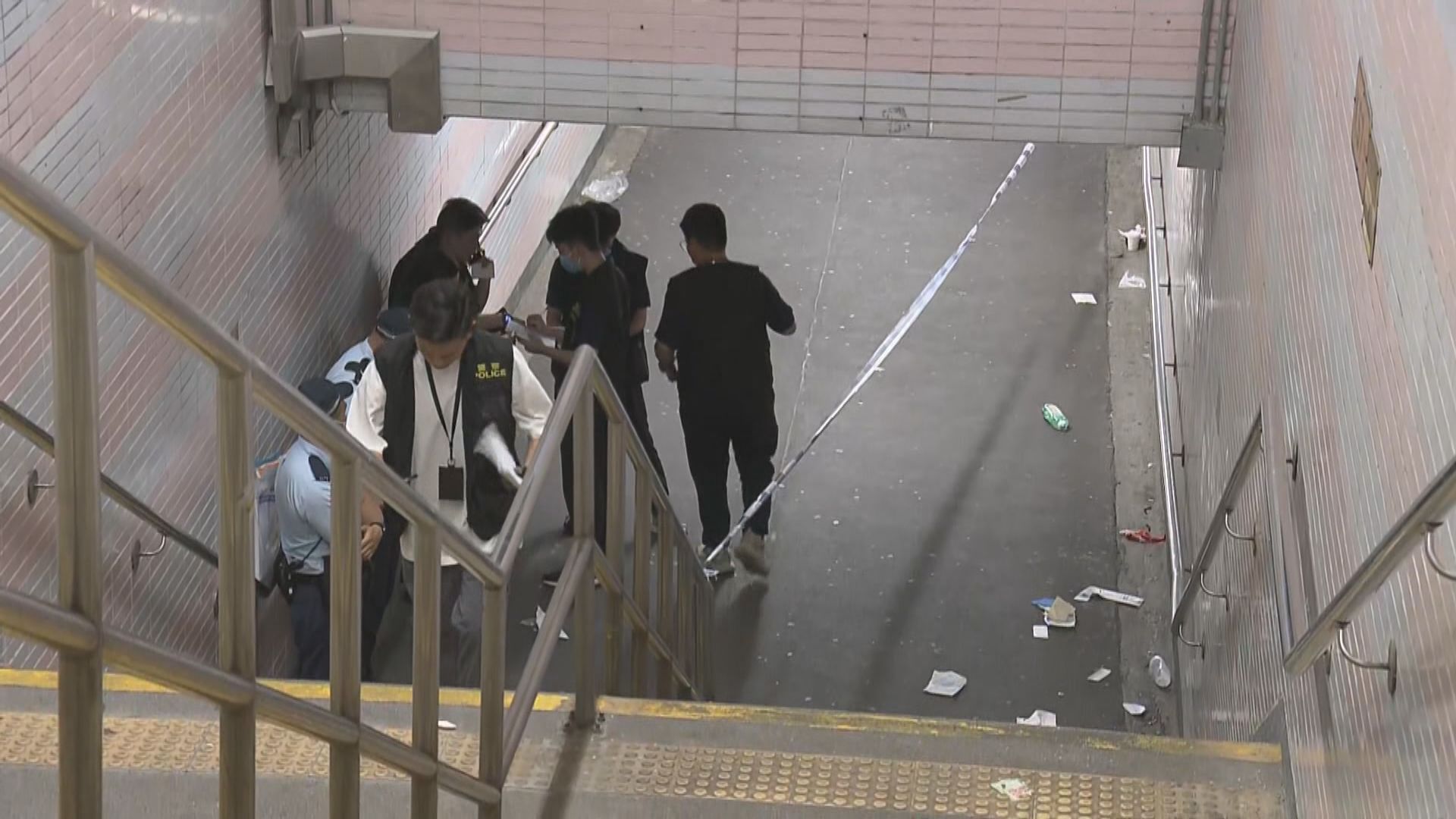 女子於港鐵彩虹站出口被人用刀斬傷