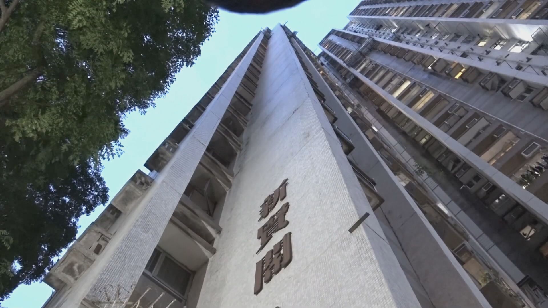 屯門男工失足跌落天台水箱遇溺　昏迷送院